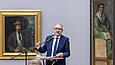 Mann spricht auf einer Veranstaltung