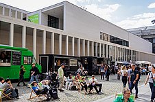 Menschen und Foodtrucks im Hof der James-Simon-Galerie