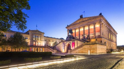 Beleuchtete Gebäude bei Sonnenuntergang
