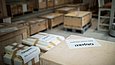 Viele Holzkisten auf Paletten in einem Depotraum