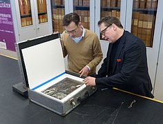 Entpacken des Werkes „Aschermittwochmorgen“ im Kupferstichkabinett