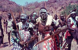 Männer mit Holzschilden aus den Nuba-Fotografien Mehrere Männer mit traditionellen Holzschilden (guzuq) aus den Nuba-Fotografien im Nachlass Leni Riefenstahl.