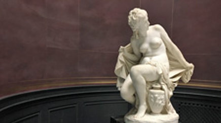 Skulptur einer nackten Frau