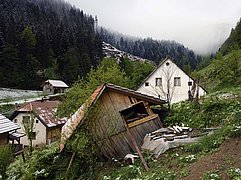 Durch einen Hangrutsch beschädigte Landschaft und Gebäude in Trbiž, Slowenien.