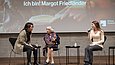 Drei Frauen sitzen auf der Bühne und sprechen in Mikrofone