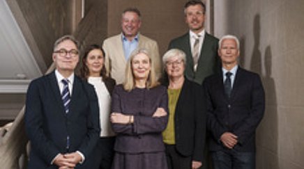 3 Frauen und 4 Männer auf einer Treppe