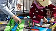 Zwei Kinder beim Basteln