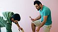 Dachil (links) und Yasir beim Streichen