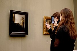 Future Walk am Kulturforum (hier: Gemäldegalerie) Foto von Menschen mit Handy vor Gemälden