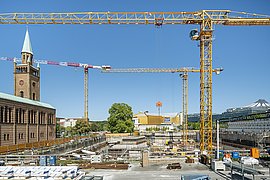 Blauer Himmel über der Baustelle berlin modern
