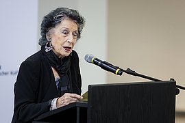 Lea Rosh bei der Feierstunde zur Benennung des Johanna und Eduard Arnhold Platzes am 5. 11. 2024 Frau am Mikrofon