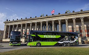SPK und Flix verlängern ihre Mobilitätspartnerschaft für die Museumsinsel Berlin