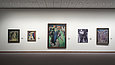 Fünf expressionistische Bilder hängen an einer weißen Museumswand