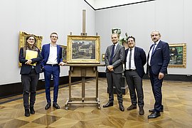 Restitution und Rückkauf eines Pissarro-Gemäldes Gruppenbild mit den Erbenvertretern vor dem Pissarro-Gemälde