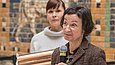 Frau spricht in Mikrofon