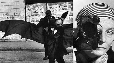 Montage zweier schwarzweiß-Fotos: Linkes eine Straßenszene mit einem Mädchen in überdimensionalem Fledermauskostüm, rechts Frontalporträt einer Frau mit gestreiftem Kopftuch und Kamera vor dem rechten Auge