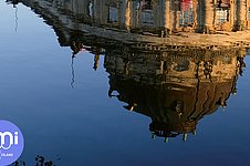 Bild zeigt die Spiegelung des Bode-Museums im Wasser der Spree