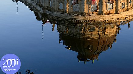 Bild zeigt die Spiegelung des Bode-Museums im Wasser der Spree