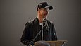 Designer Stefan Diez spricht bei der Pressekonferenz zur Ausstellung