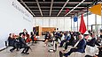 Streicher spielen von einem Publikum in einem großen Ausstellungsraum