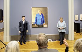 Angela Merkel and Jérémie Queyras stand in front of the portrait of the former Chancellor following the unveiling.