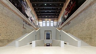 Blick in die Treppenhalle des Neuen Museums