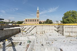 Baugrube des Museumsneubaus berlin modern in Richtung St. Matthäus-Kirche (August 2023)