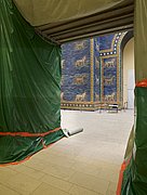 Bick in Museumsraum mit Ischtartor, im Vordergrund Baueinhausung