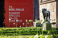 Plakat auf der Museumsinsel, Aufschrift: „71. Berlinale. Summer Special“