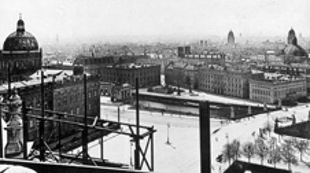 Blick vom Dom auf Stadtschloss und Bauakademie