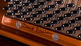 Nahaufnahme von Dietrich Fischer-Dieskaus Konzertflügel mit Unterschrift von Daniel Barenboim