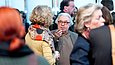 Eine Frau und ein Mann unterhalten sich in einer Menschenmenge