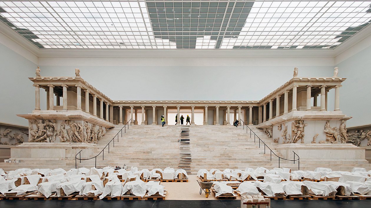 Blick auf den fast fertig restaurierten Pergamonaltar