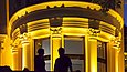Ein beleuchtetes Gebäude bei Nacht