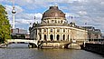 Blick auf ein Gebäude an einem Fluss