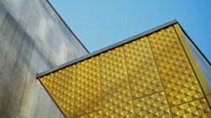 Goldenes Element an Fassade