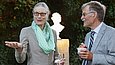 Eine Frau und ein Mann unterhalten sich