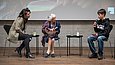 3 Frauen sitzen auf der Bühne und unterhalten sich