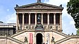 Außenansicht der Alten Nationalgalerie mit Treppenaufgang und Reiterstandbild