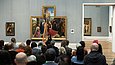 Frau spielt Harfe im Museum
