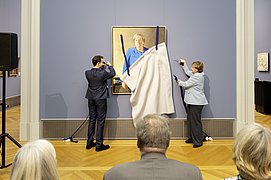 Angela Merkel and Jérémie Queyras unveil the portrait of the former Chancellor at the Bode Museum.