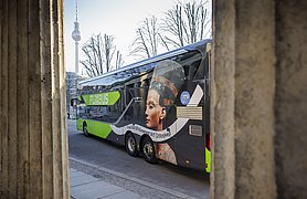 SPK und Flix verlängern ihre Mobilitätspartnerschaft für die Museumsinsel Berlin