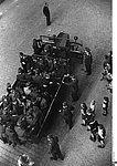 Nach einer Razzia, Berlin 1948 Historische Schwarz-Weiß-Fotografie von 1948 mit Festgenommenen in einem Polizeifahrzeug nach einer Razzia in Berlin.
