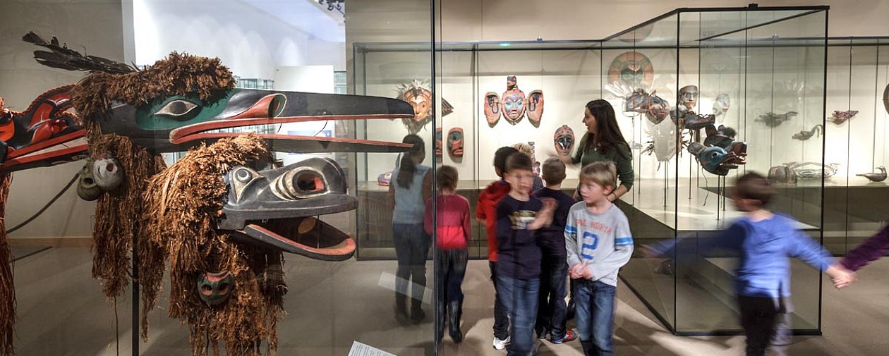 Eine Kindergruppe erkundet die Nordamerika-Abteilung des Ethnologischen Museums in Berlin-Dahlem