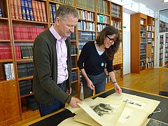 Übergabe einer Mappe von Hegenbarth-Zeichnungen Übergabe einer Mappe von Hegenbarth-Zeichnungen