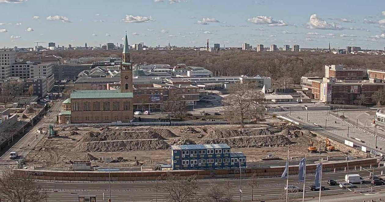 Aufnahme einer Baustelle neben einer Kirche aus der Vogelperspektive. (öffnet Vergrößerung des Bildes)