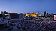 Panorama-Blick über das abendliche Kulturforum, im Vordergrund das Freiluftkino