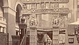 Sepia-Fotografie eines musealen Innenraumes