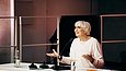 Eine Frau hält eine Rede an einem Rednerpult