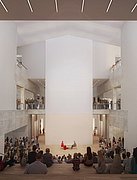 berlin modern, Blick ins Atrium vom Haupteingang aus, beispielhafte Performance vor optionaler Wand: „The Artist is Present“ von Marina Abramović (2010)